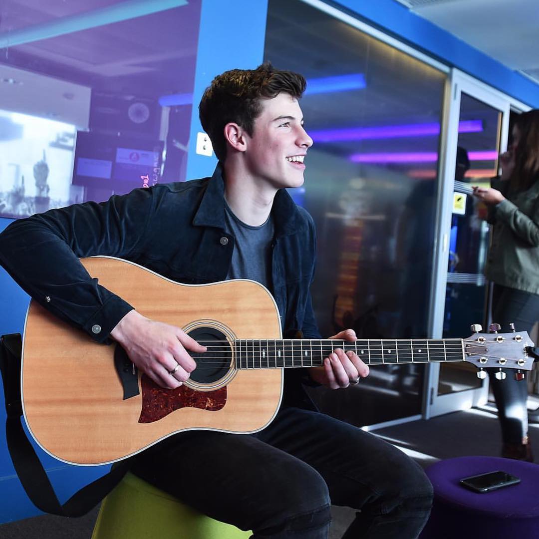 Shawn mendes 213299778004202 by @shawnmendes1998.